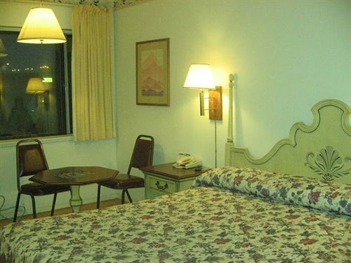 The Hastings Inn Салайна Номер фото
